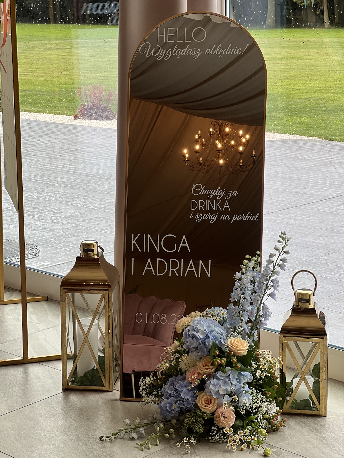 Welcome board Kinga i Adrian z lampionami i bukietem błękitnym